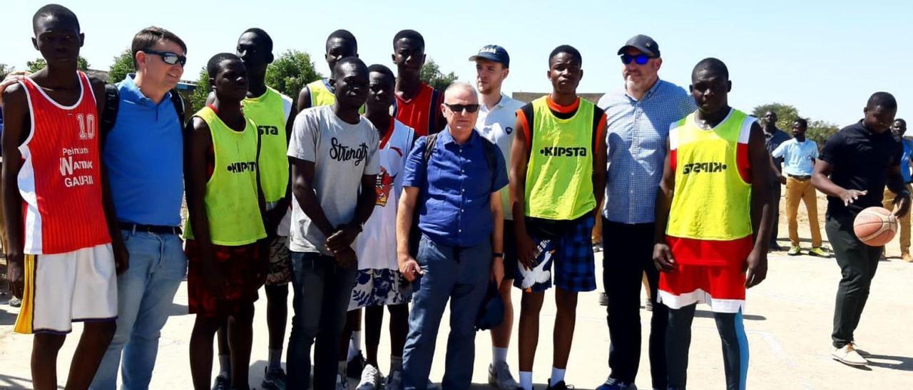 Los jugadores de Chad posan con Patricio Ortiz, segundo por la izquierda; Diego Canga, noveno; Padi Ortiz, décimo, y Héctor Galán, duodécimo. | LNE