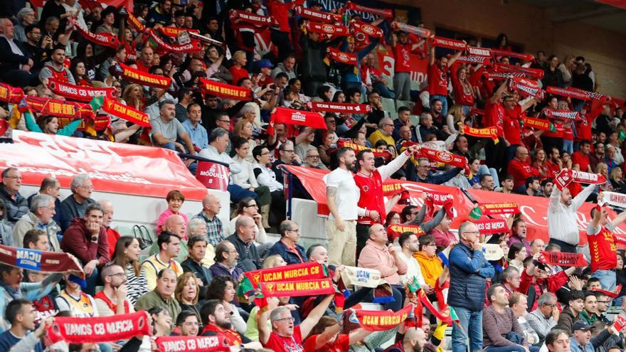 Aficionados del UCAM Murcia levantan sus bufandas en un partido de esta temporada. | FRANCISCO PEÑARANDA