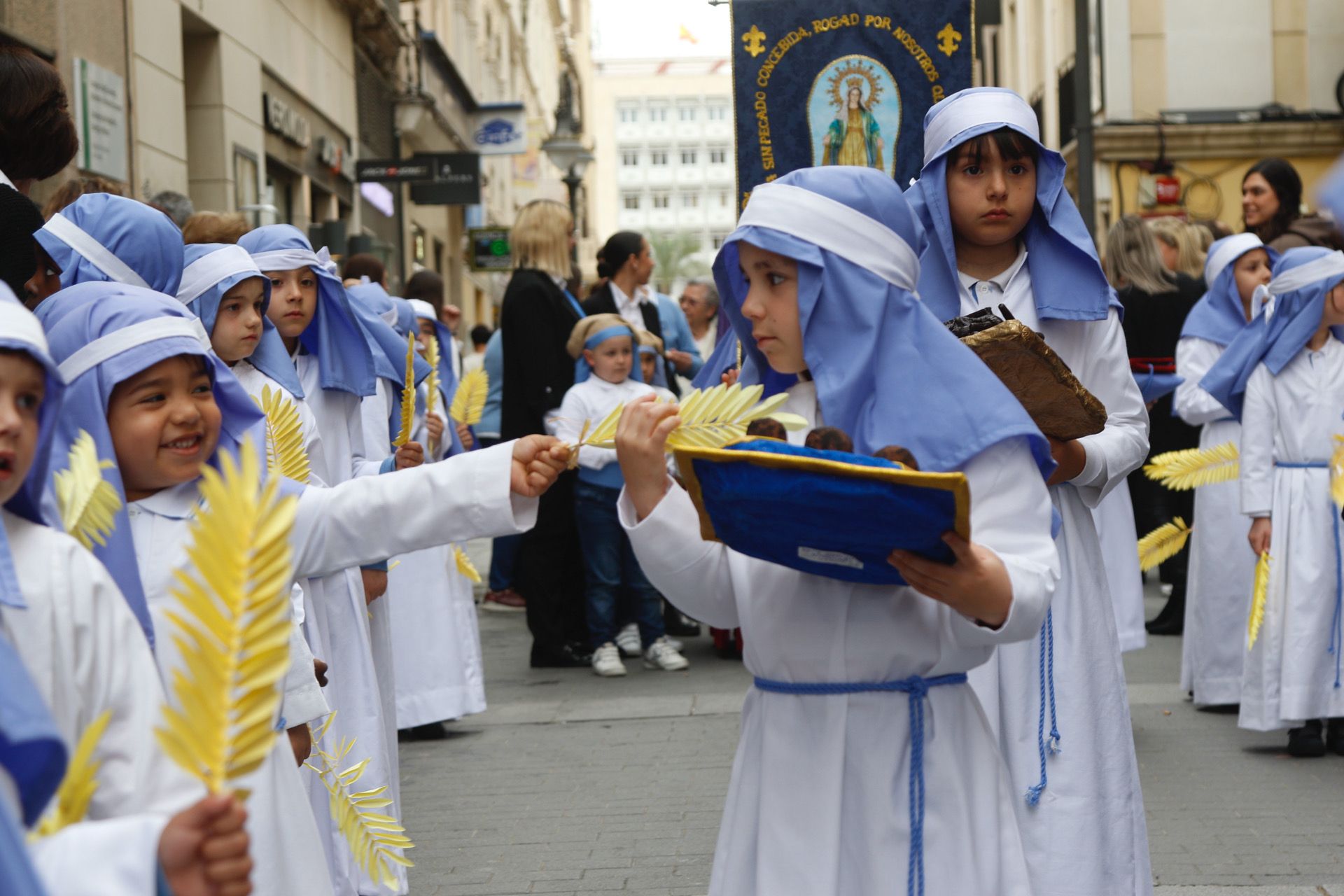 Pequeños del colegio de la Milagrosa durante su procesión por las calles del centro de la ciudad