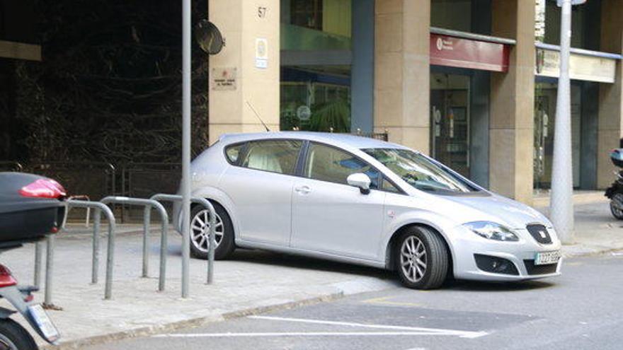 Un cotxe d&#039;incògnit de la policia sortint del pàrquing de l&#039;edifici del carrer Londres