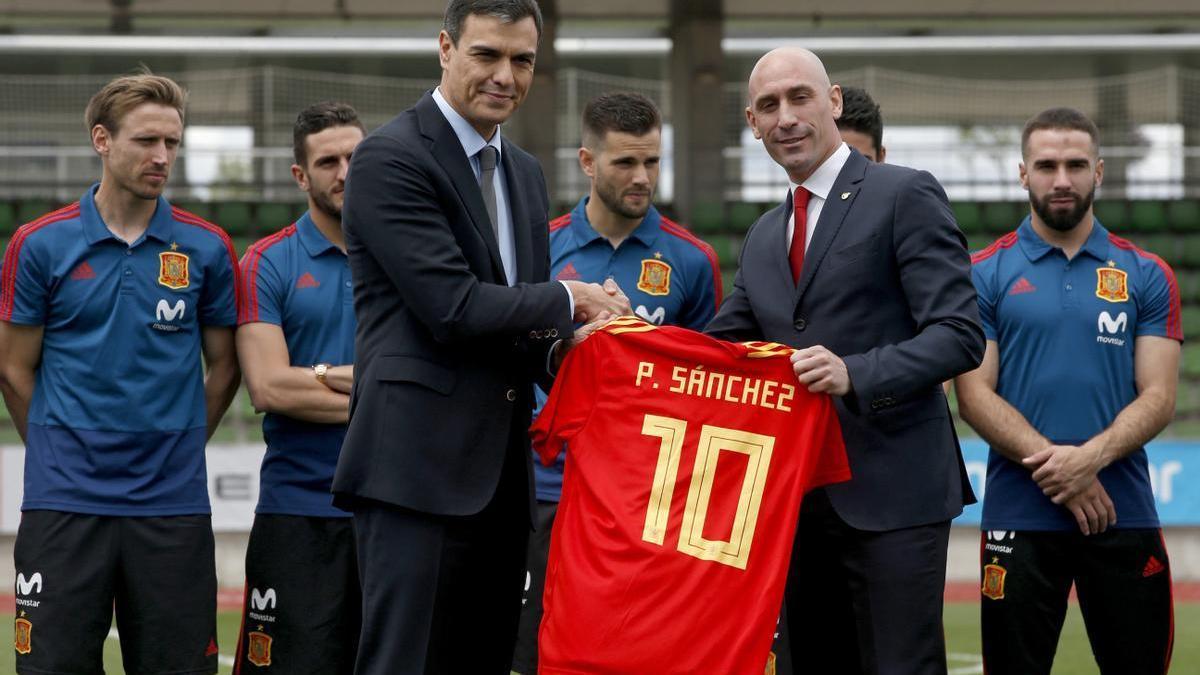 El presidente del Gobierno, Pedro Sánchez, y el presidente de la RFEF, Luis Rubiales.