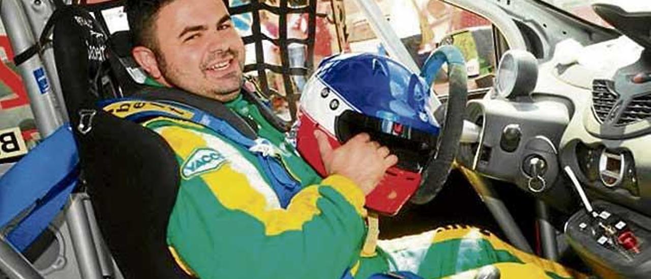 El piloto Bruno Da Silva posa dentro de un vehículo antes de comenzar una carrera.