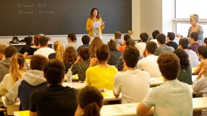 Alumnes, fent la prova d&#039;accés a la universitat a Girona, en una foto d&#039;arxiu.