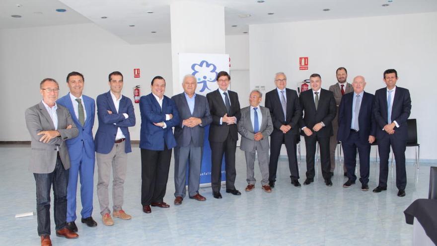 Goirigolzarri, en el centro, con representantes de la Asociación de la Empresa Familiar (Aefa)