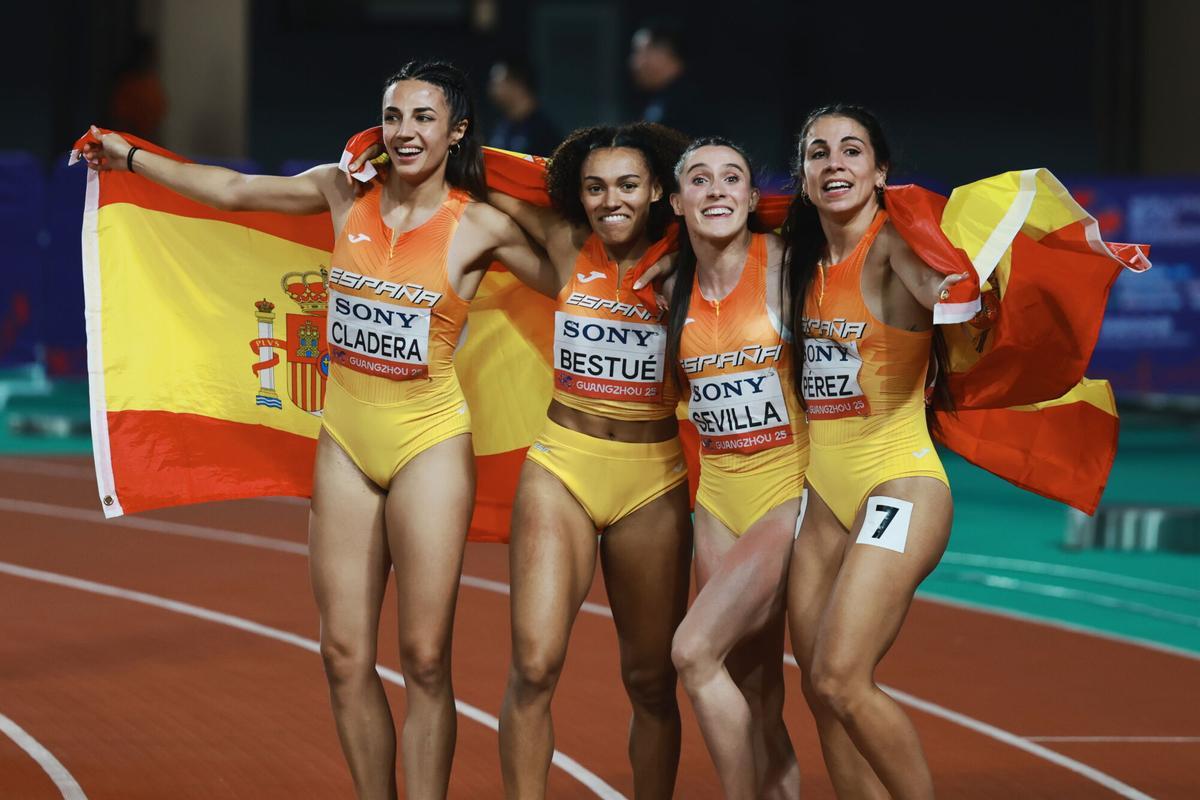 El relevo 4x100 femenino, formado por Esperança Cladera, Jaël Bestué, Paula Sevilla y Maribel Pérez, se proclamó este domingo subcampeón del mundo, solo superado en meta por Gran Bretaña en los Mundiales disputados en Guanzhou (China). El equipo español, con un tiempo de 42:28, realizó la segunda mejor marca nacional de siempre para llevarse el bronce en los Mundiales de relevos
