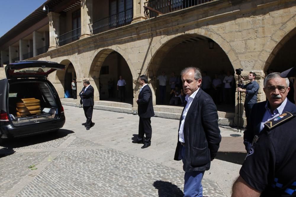 Cientos de personas despiden a Gustavo Bueno en su ciudad natal, Santo Domingo de la Calzada, en La Rioja