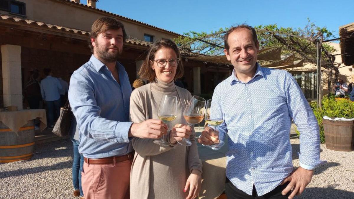 Òscar Roses y Maria Roses junto a Arnau Galmés, enólogo de José L. Ferrer.