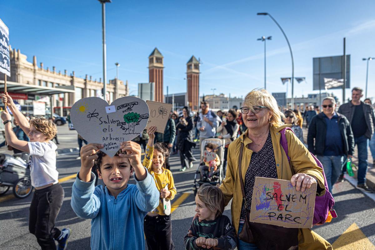 Los vecinos del parque Joan Miró vuelven a pedir que se mantenga la arboleda