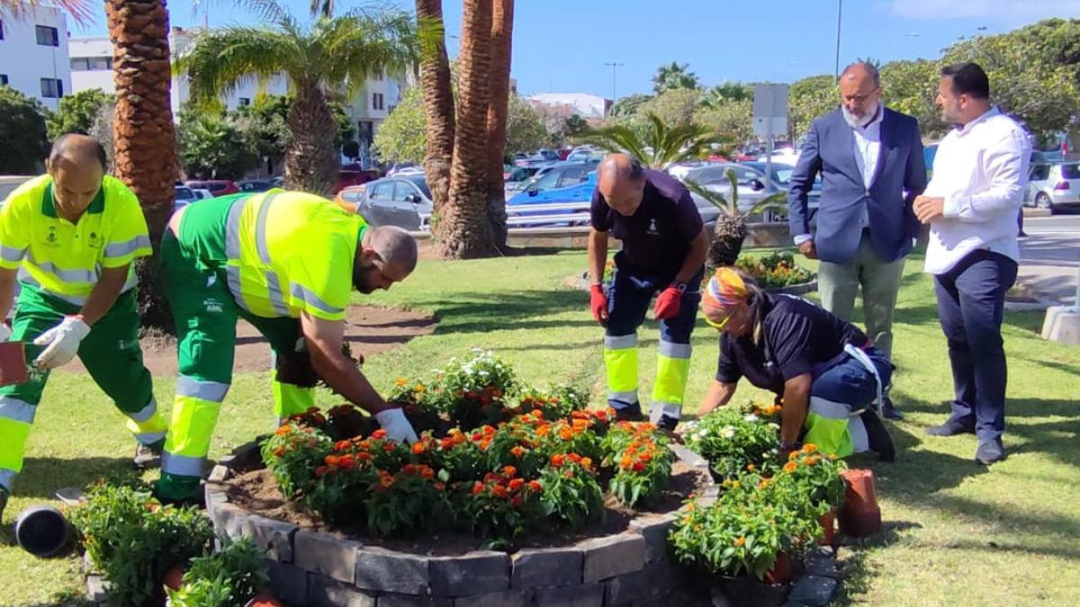 Operarios trabajan con el compost y a la derecha, el edil Vera y el alcalde, García.