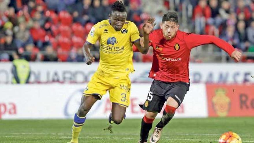 Djené y Acuña pugnan por el balón durante el partido de ayer.