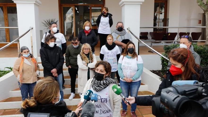 Los vecinos entregaron por la mañana en Sant Josep las firmas de apoyo a su causa. | J.A.RIERA