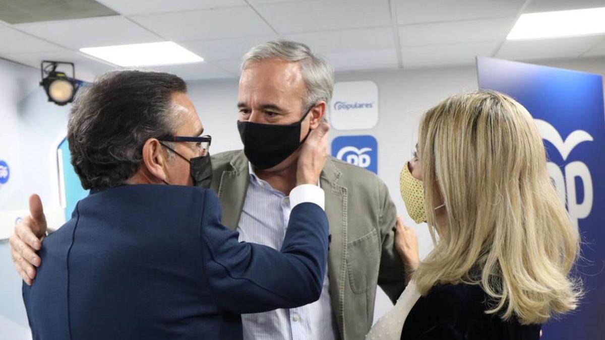 Azcón se abraza a Beamonte y Vaquero, el día que presentó su candidatura. | ÁNGEL DE CASTRO