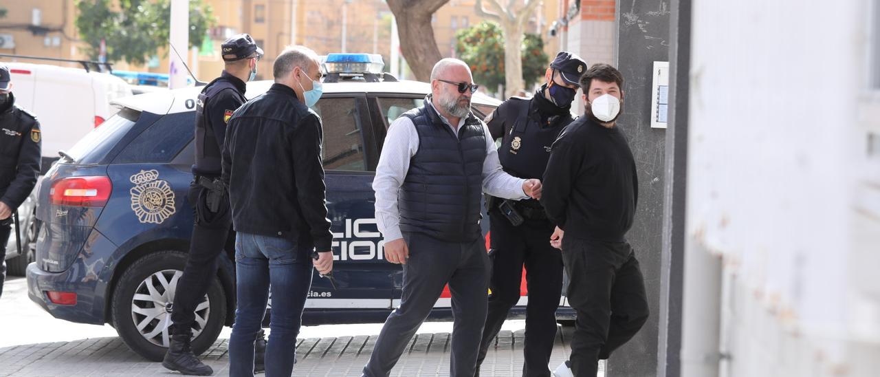 El acusado del crimen, a la derecha, entra en el inmueble acompañado de su abogado, Moisés Candela, y de la Policía de Elche.