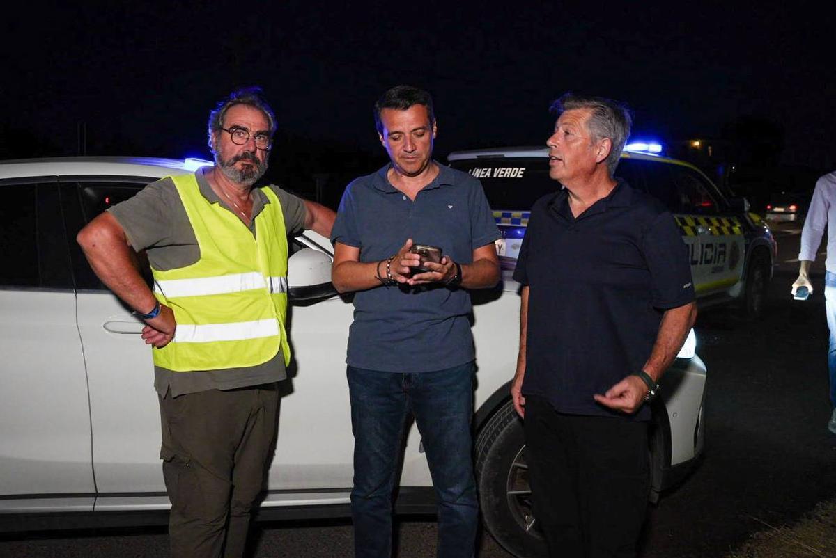 El acalde de Córdoba, José María Bellido, en el centro, desplazado a la zona de Las Jaras para seguir la evolución del incendio.