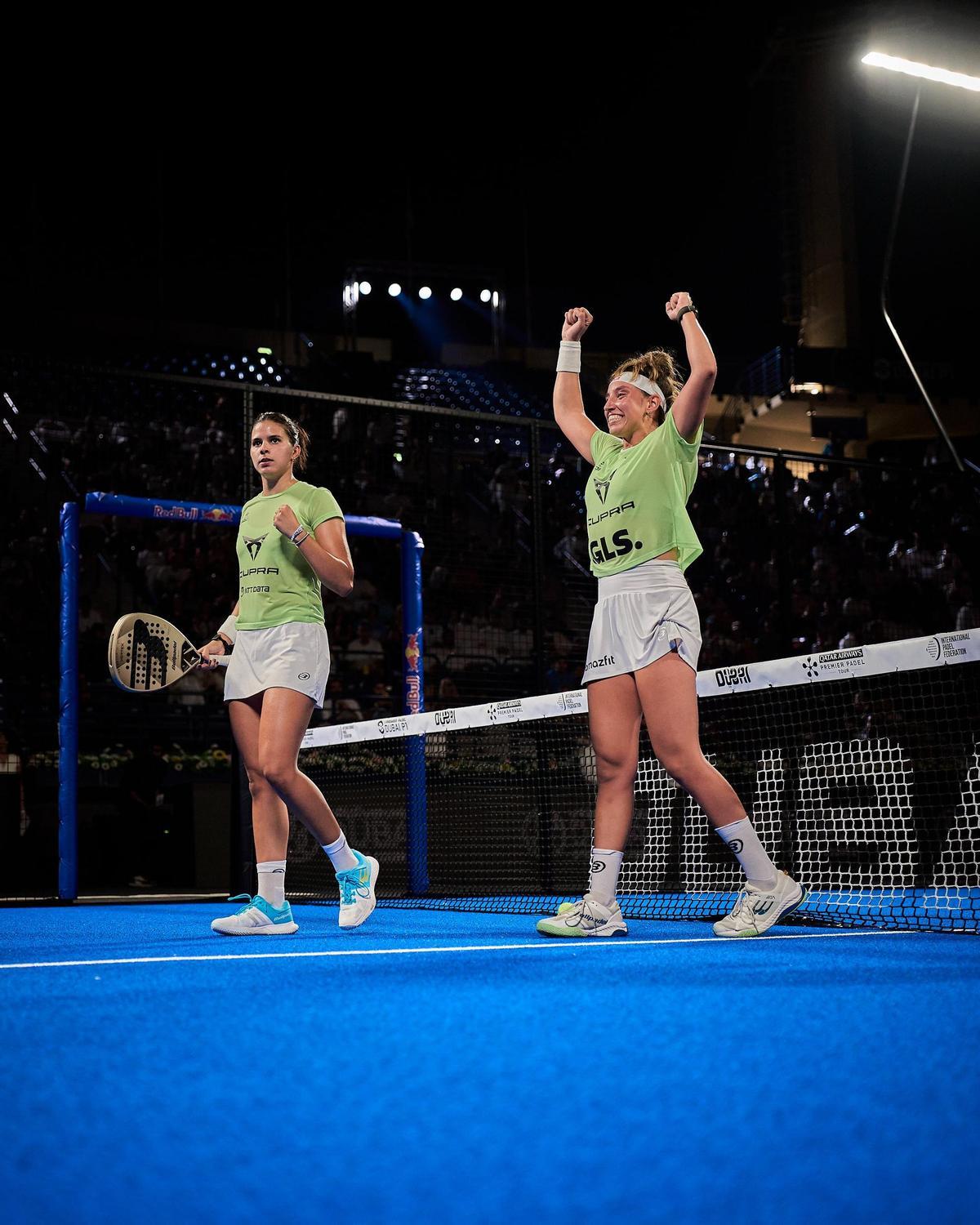 Delfi y Bea tras conseguir el pase a la final ganando a las número 1