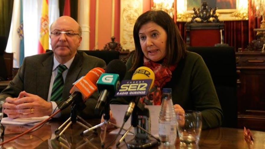 El alcalde de Ourense Agustín Fernández y la concejala de Bienestar Social, Marga Martín,