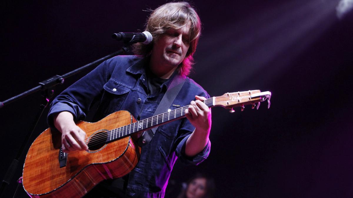 El músico y cantante Nacho Vegas durante un concierto.