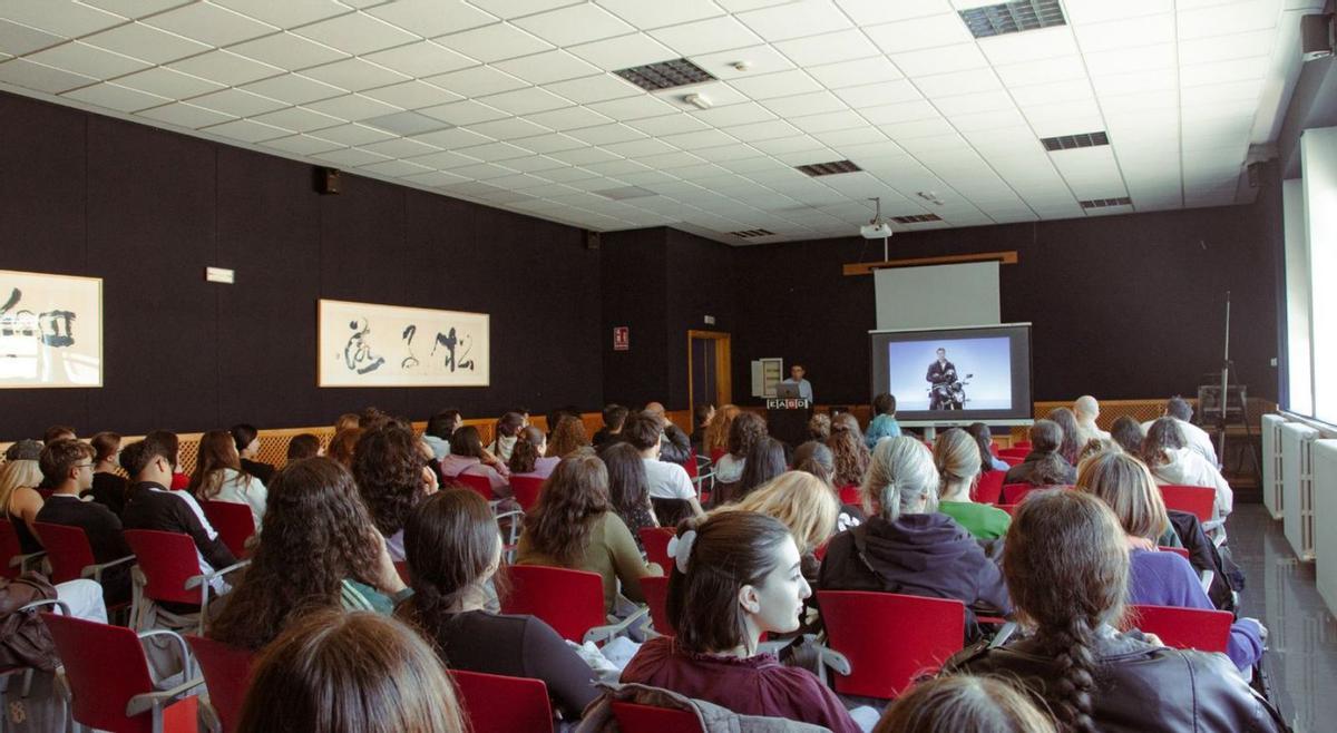 Alumnos de la Escuela de Arte de Zamora, durante la conferencia de Álex Sanz.