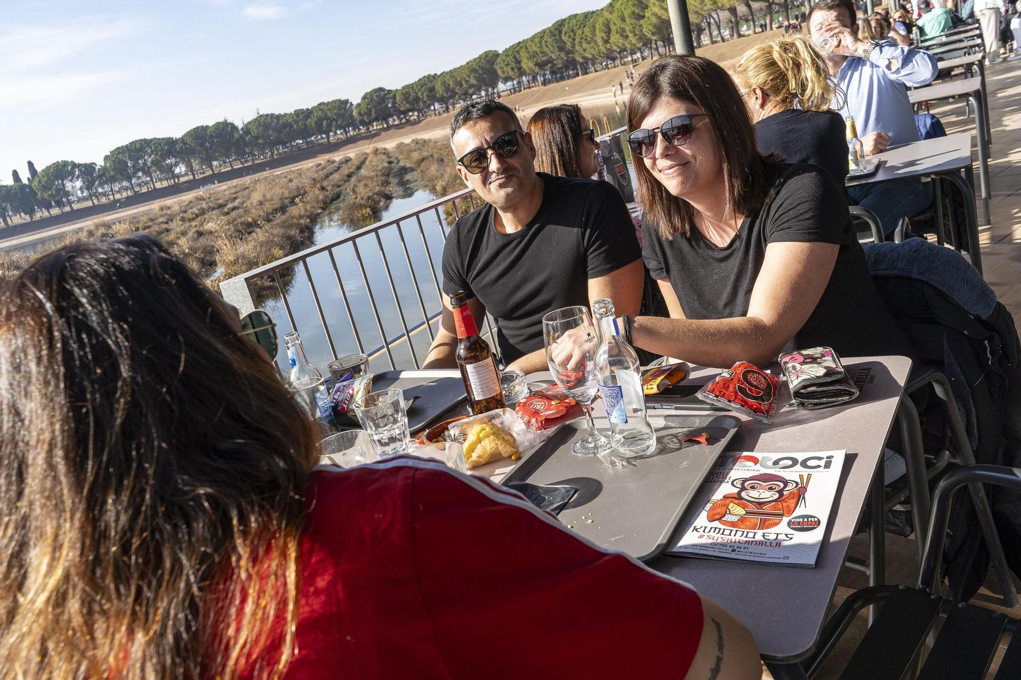 Terrasses plenes al Bages al gener, i en màniga curta