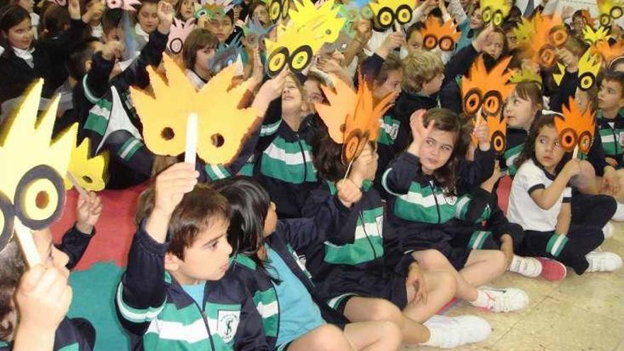 El colegio Sagrada Familia recordó ayer a Manuel María.  // S.Álvarez