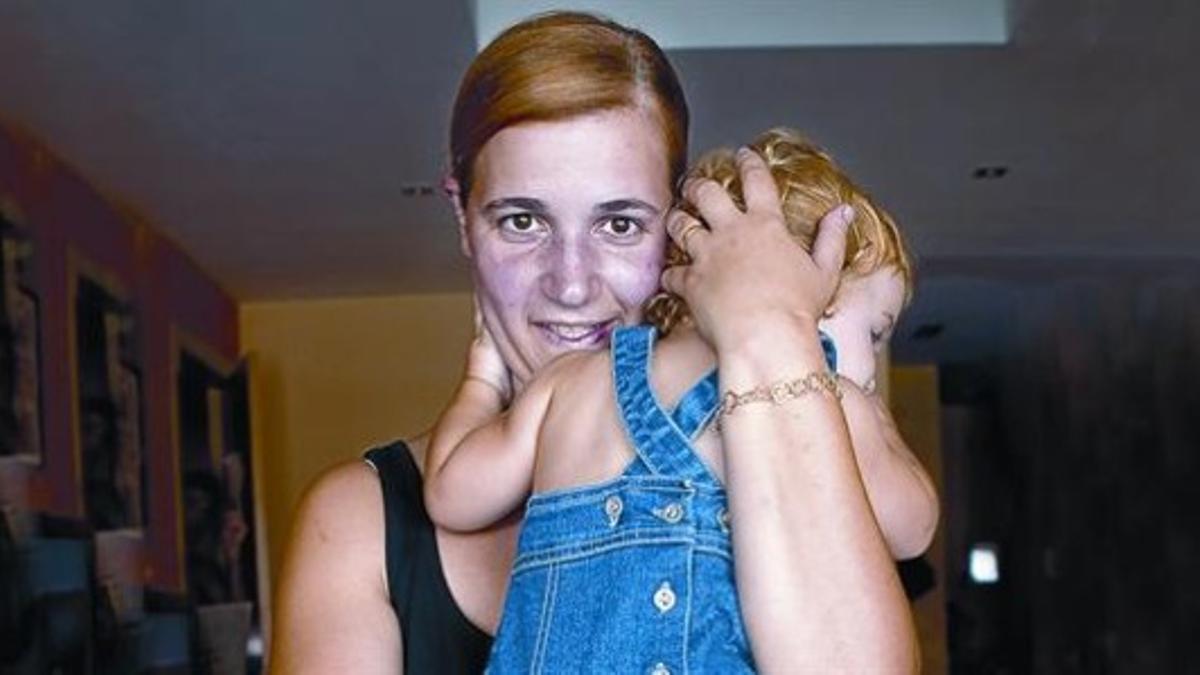 Gemma Botifoll, con su hija Abril, de 14 meses, el viernes pasado, en Sabadell.