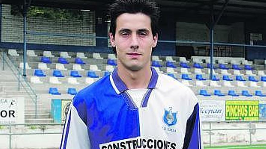 Iván Pinino, en el Candín, con la camiseta del Tuilla.