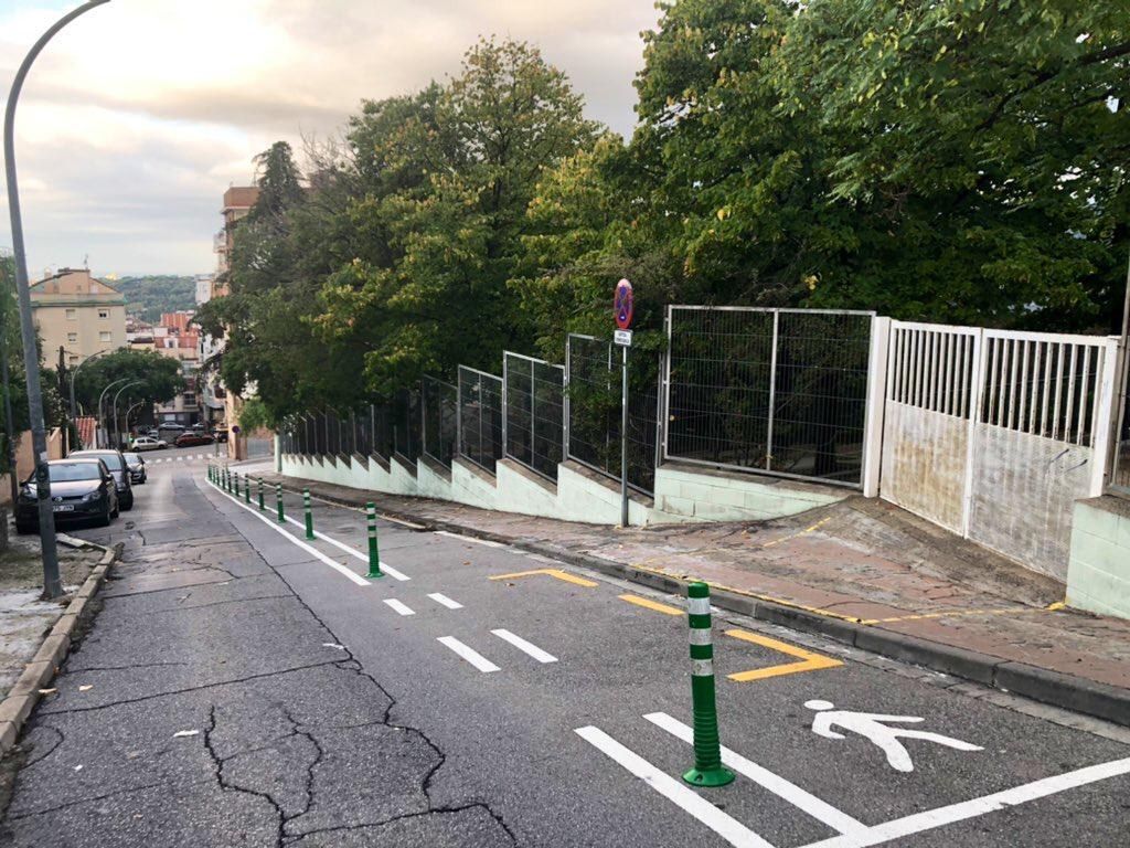 La acera de la calle de San Sebastià se ampliará para hacer definitiva la actuación hecha con bolardos durante la pandemia.