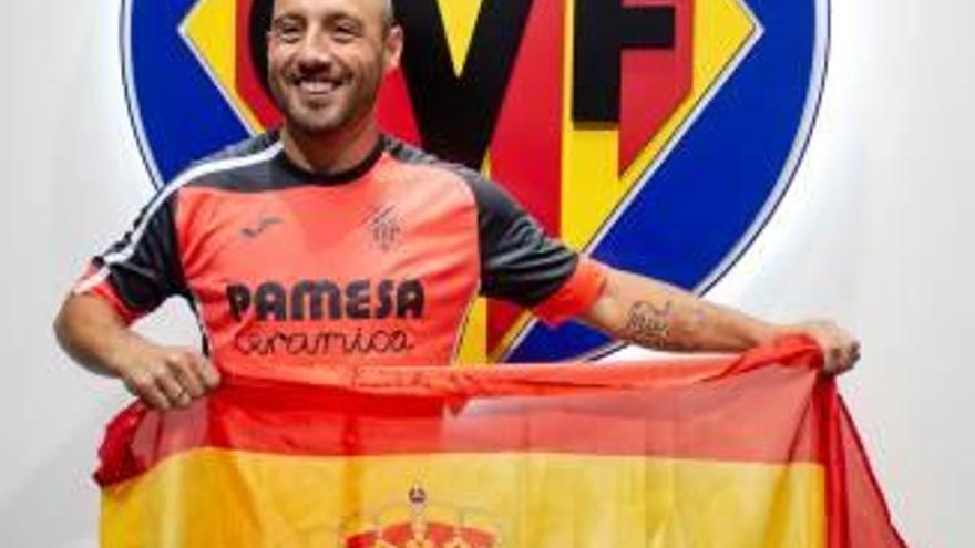 Cazorla, posando ayer, feliz, con la bandera española.