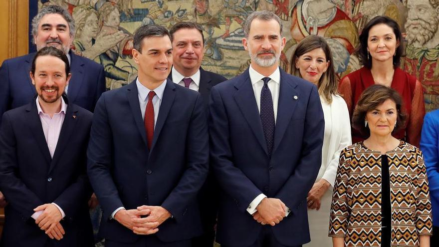Foto de familia con el Rey del nuevo Gobierno.