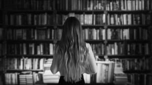 La Vecina Rubia, de espaldas en una biblioteca de Madrid.