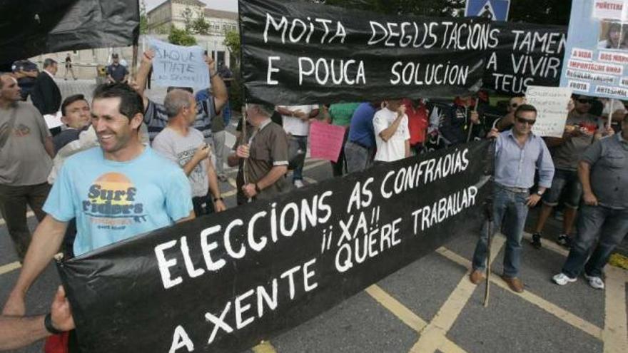 Momento de la manifestación celebrada en septiembre para exigir elecciones en las cofradías. / xoán álvarez