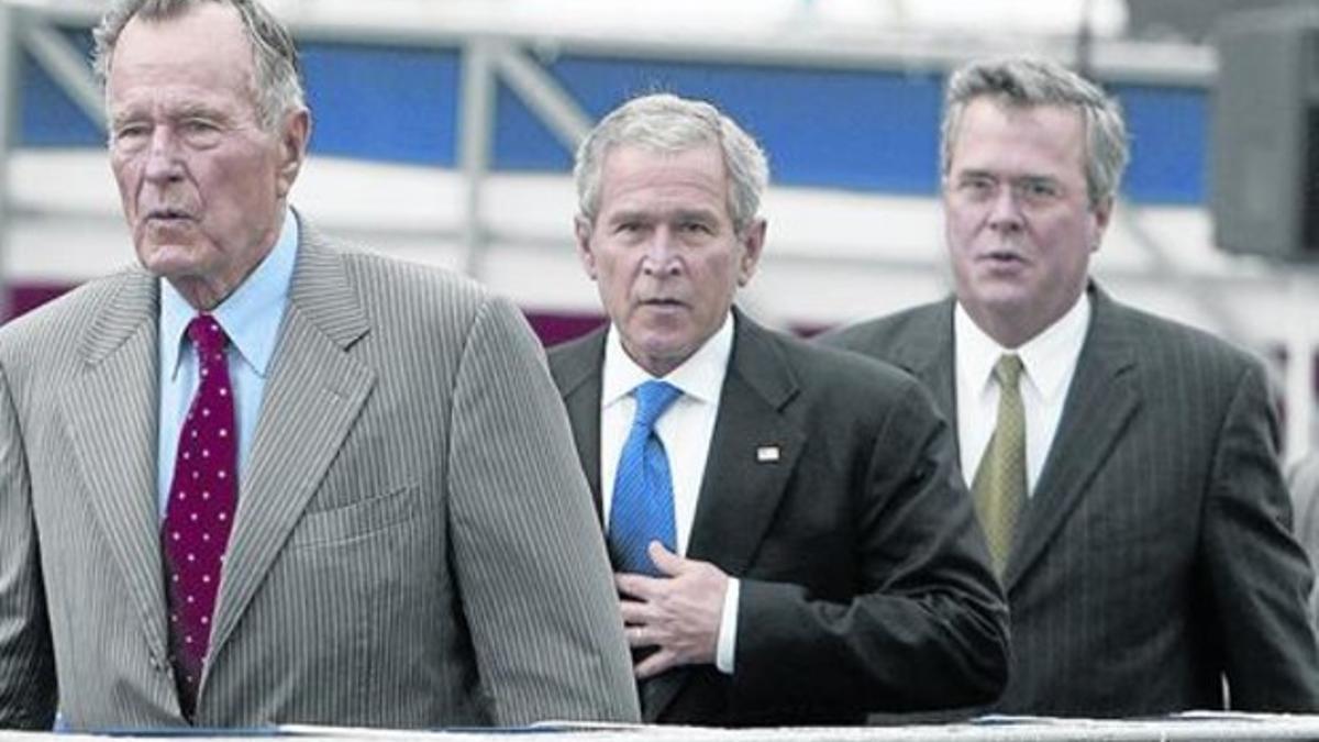 La saga Bush. De izquierda a derecha, los dos expresidentes George Bush padre e hijo y Jeb Bush, que tiene intención de presentar su candidatura en las próximas elecciones de la Casa Blanca.