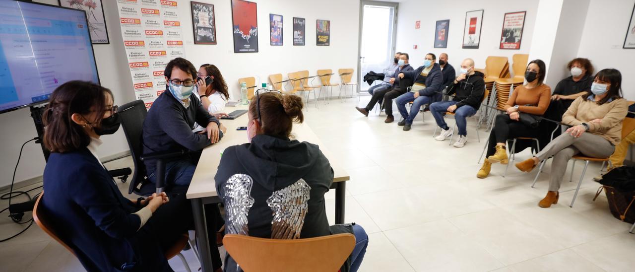 Imagen de  la reunión de ayer en la sede de los sindicatos en Ibiza.