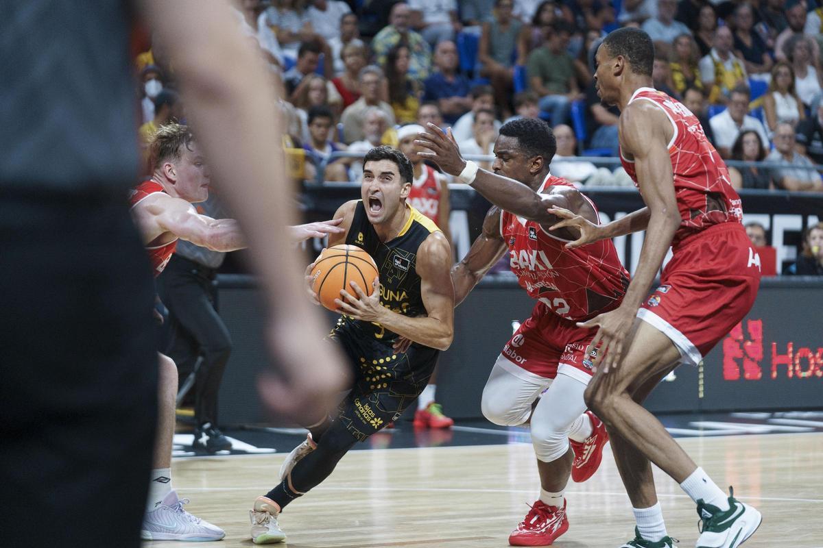 Jaime Fernández ante varios jugadores del Baxi Manresa en el Pabellón Santiago Martí­n de La Laguna (Tenerife).