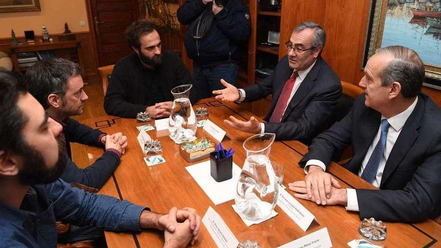 Xiao Varela y Xulio Ferreiro, a la izquierda, frente a José Llorca y Enrique Losada, ayer en la sede del Puerto.