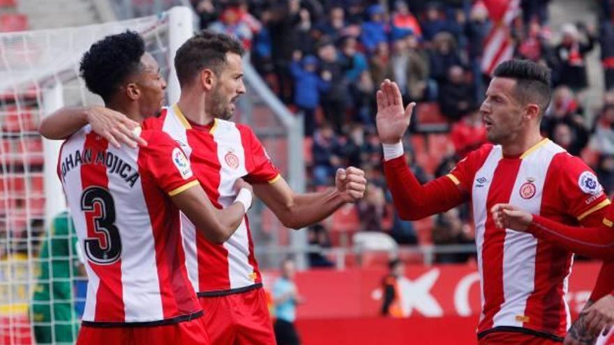 Stuani, l&#039;autor de l&#039;1-0 contra el Las Palmas, rep la felicitació de Mojica i Aday.