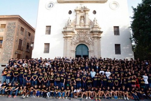 Ofrenda floral de los equipos de la UCAM en la Fuensanta