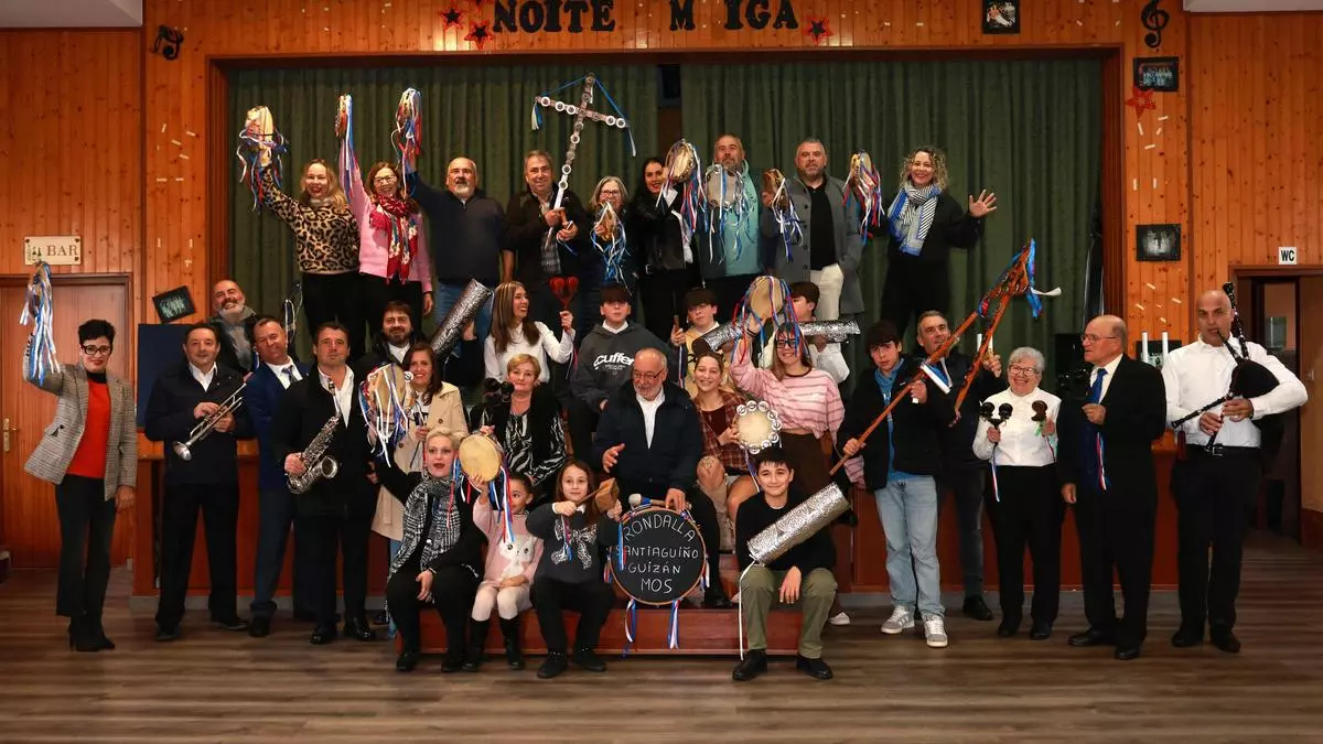 Los clanes de las rondallas: familias de 10 a 30 miembros que viven y mantienen viva la tradición