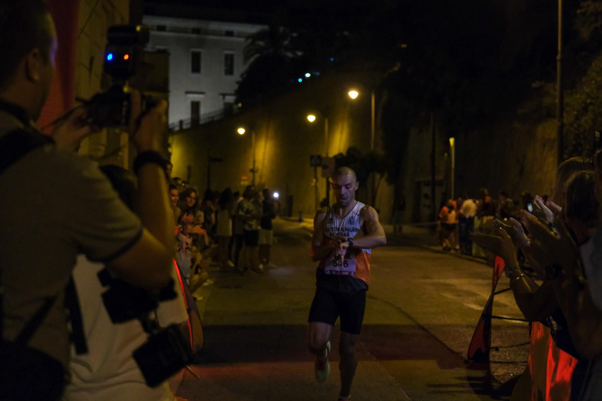 La carrera nocturna Mlk Trail & Tahermo llena de corredores el entorno de Gibralfaro