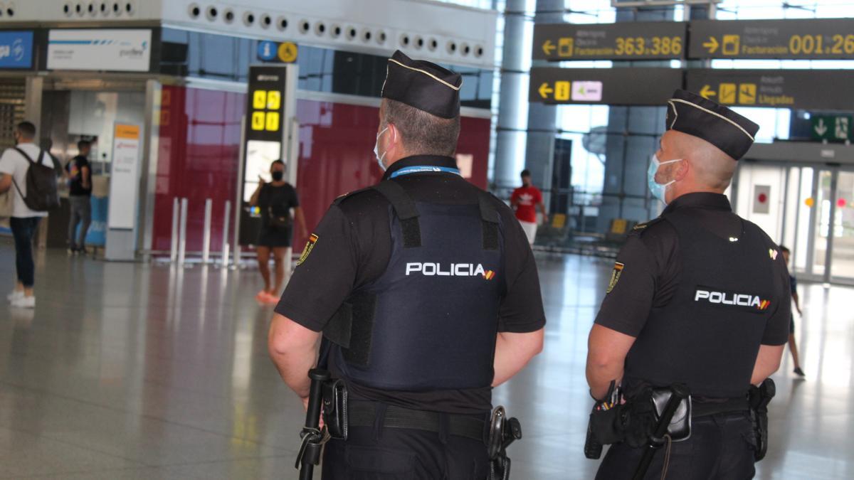 Policías nacionales en el aeropuerto.