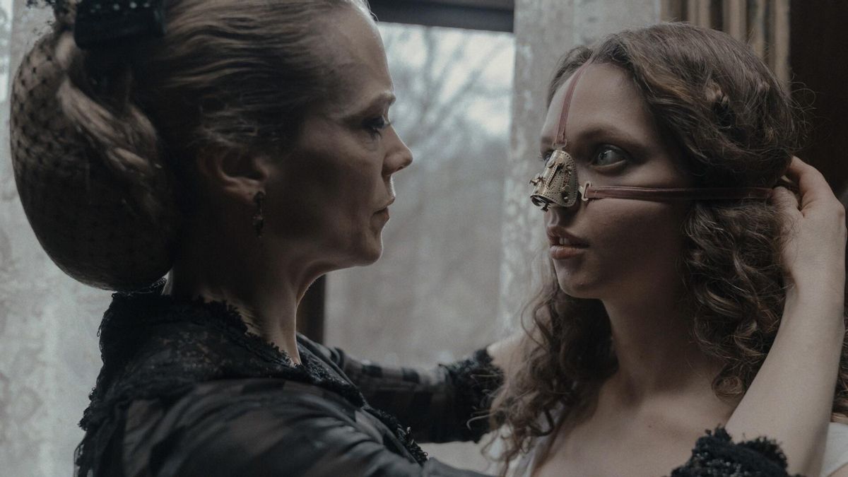 Ane Dahl Torp (Rebekka) y Lea Myren (Elvira) en una imagen de La hermanastra fea Ane Dahl Torp (Rebekka) y Lea Myren (Elvira) en una imagen de La hermanastra fea