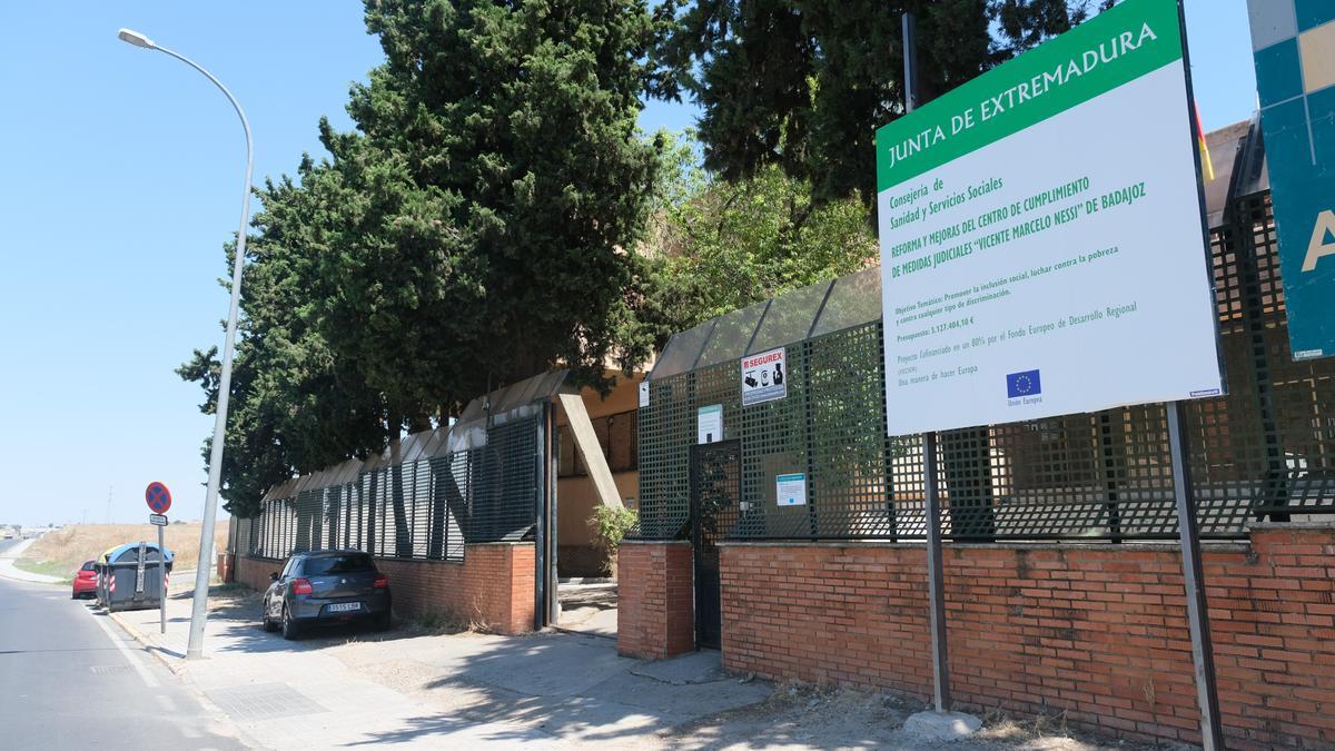 Exterior del centro de cumplimiento de medidas judiciales Marcelo Nessi de Badajoz, en la carretera de Campomayor.