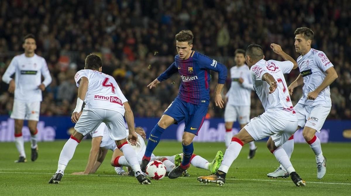 Denis esquiva a varios futbolistas del Murcia durante el partido.