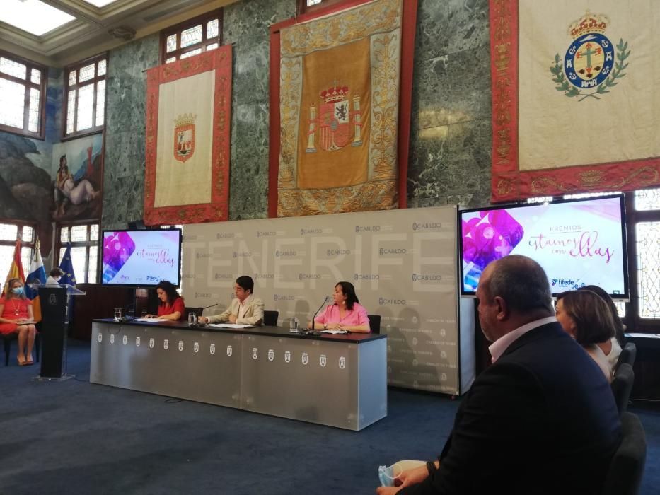 Los galardonados, en el Salón Noble del Cabildo de Tenerife.