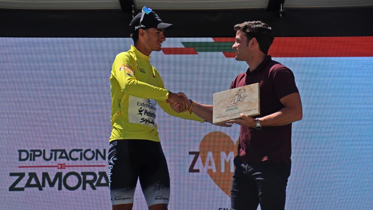 Adrián Benito recoge el premio como ganador de la Vuelta a Zamora
