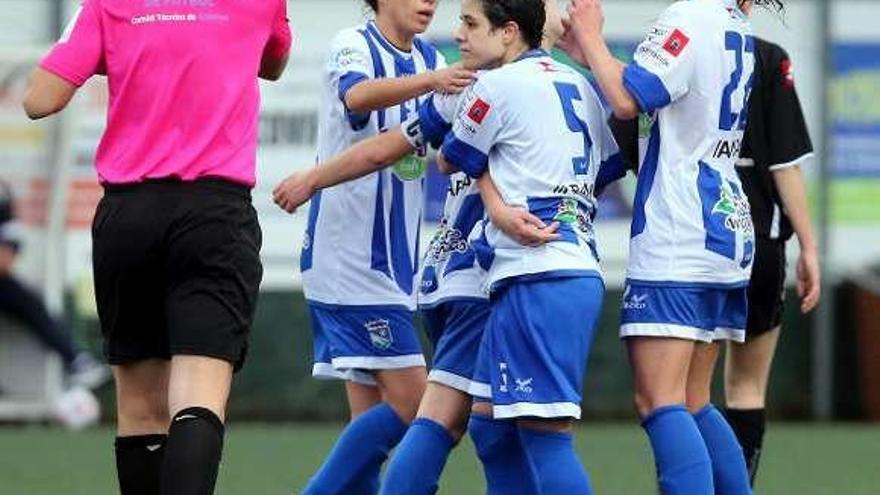 Las jugadoras del Valladares festejan un gol en A Gándara. // M.G. Brea