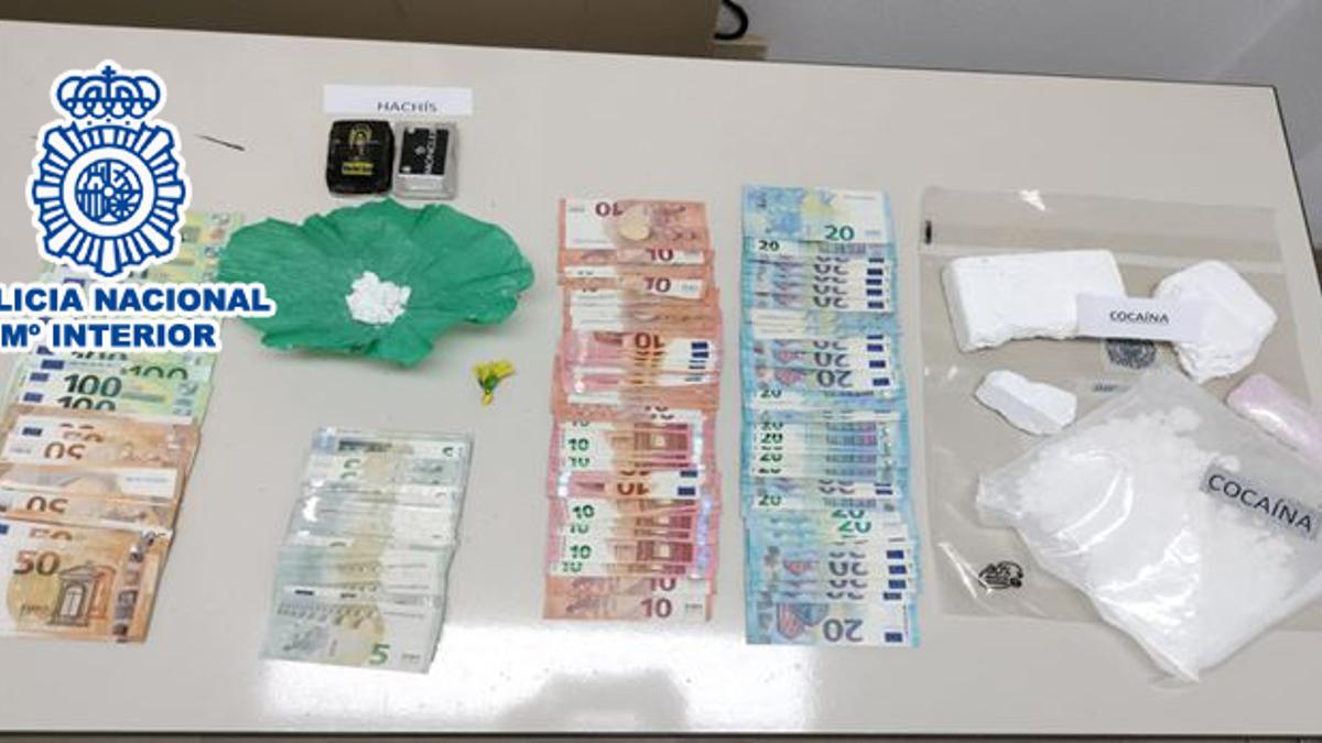 La droga, el dinero y el material intervenido por la Policía Nacional.