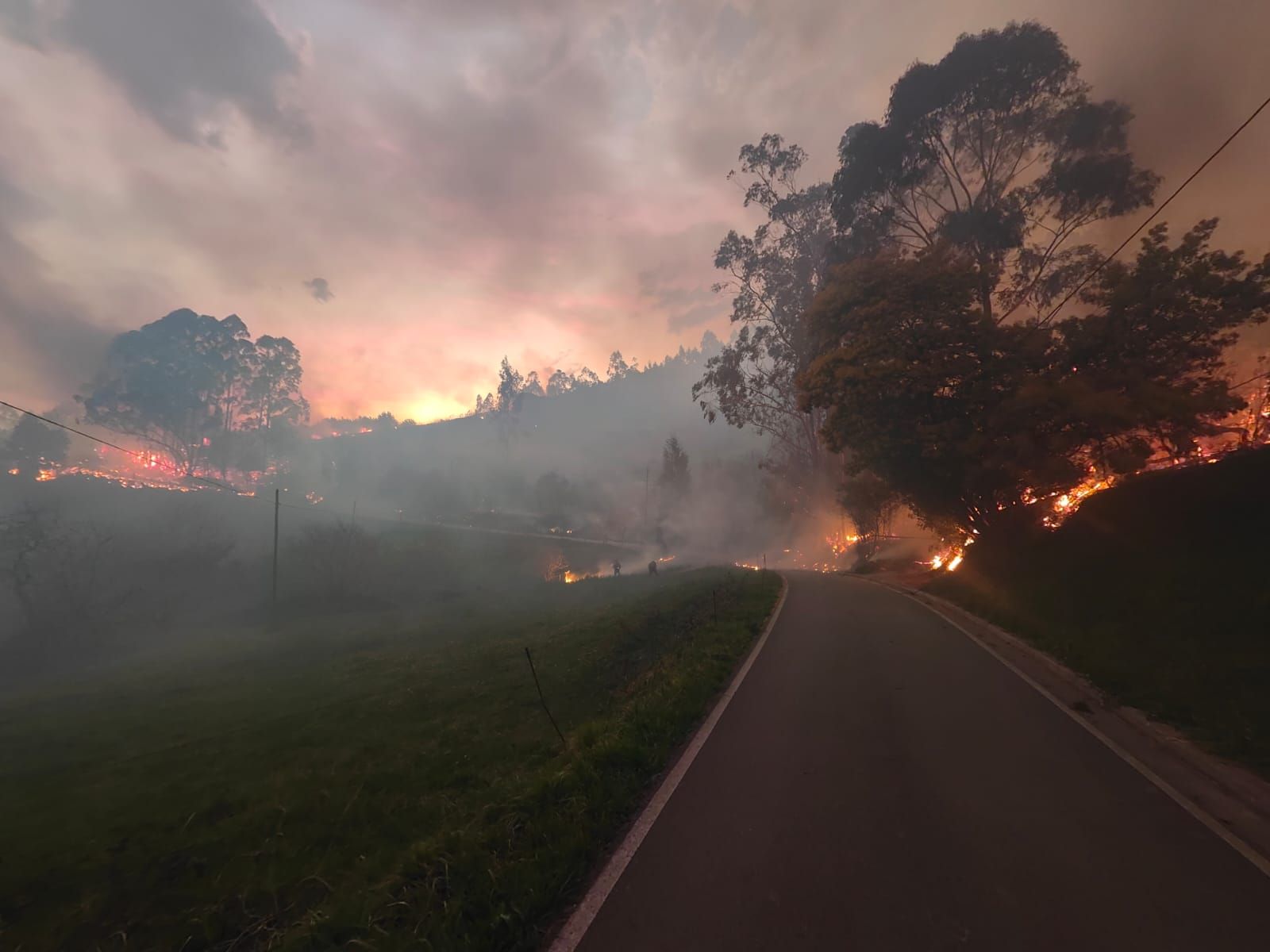 El fuego devora el monte de Santufirme, en Llanera