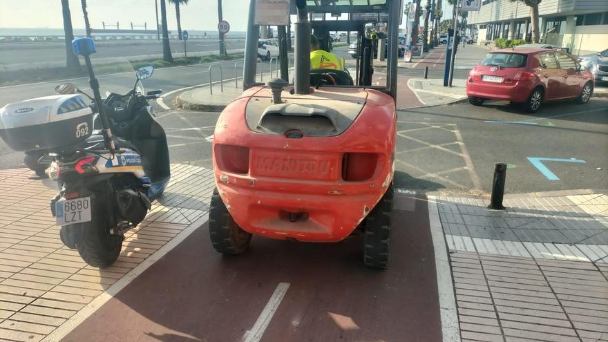 La Policía Local multa a un operario de la obra del carril bici de la Avenida Marítima