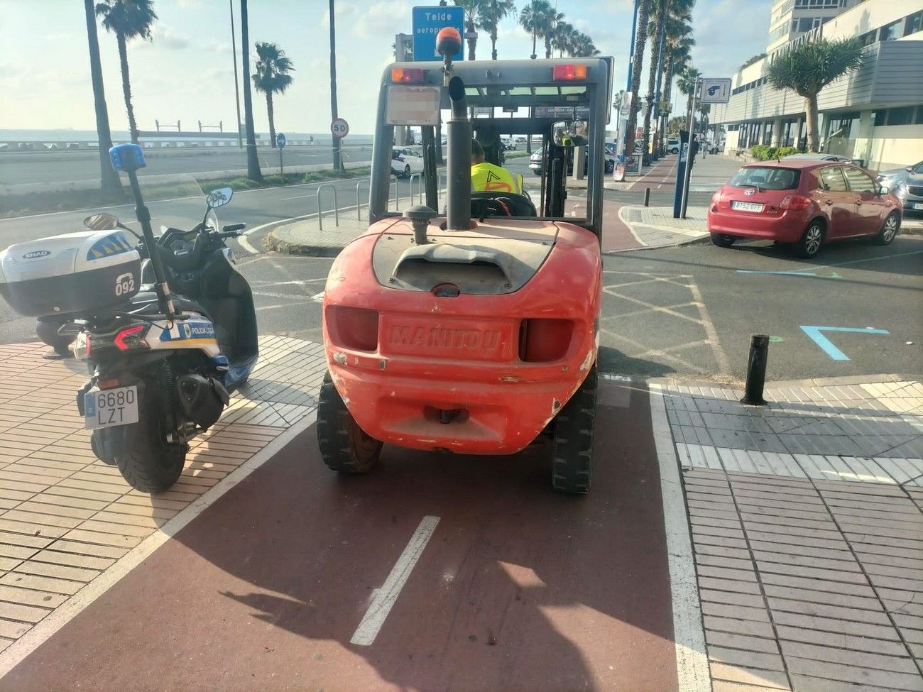 Conduce con una carretilla elevadora por un carril bici en Las Palmas de Gran Canaria